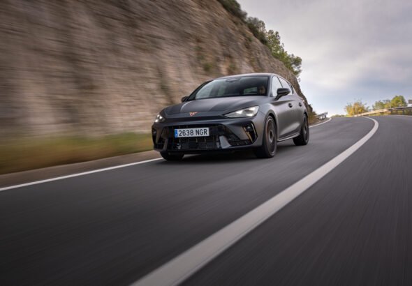 Imagen del nuevo CUPRA León VZ 2026 edición limitada, plano del exterior por carretera