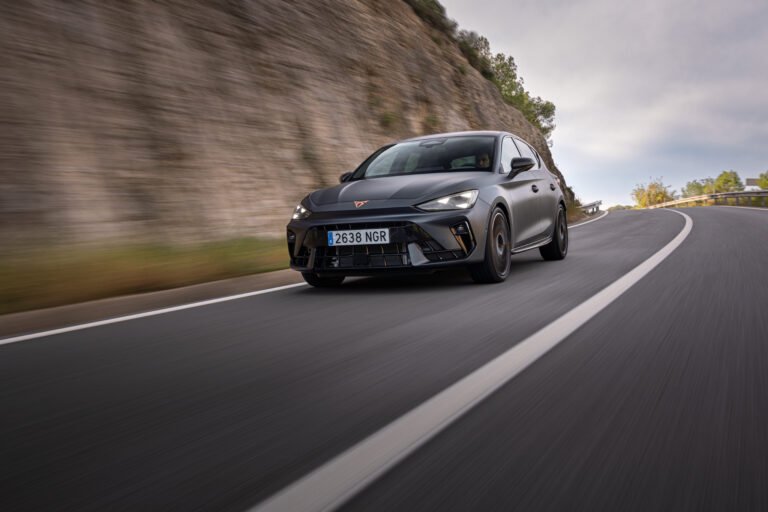 Imagen del nuevo CUPRA León VZ 2026 edición limitada, plano del exterior por carretera