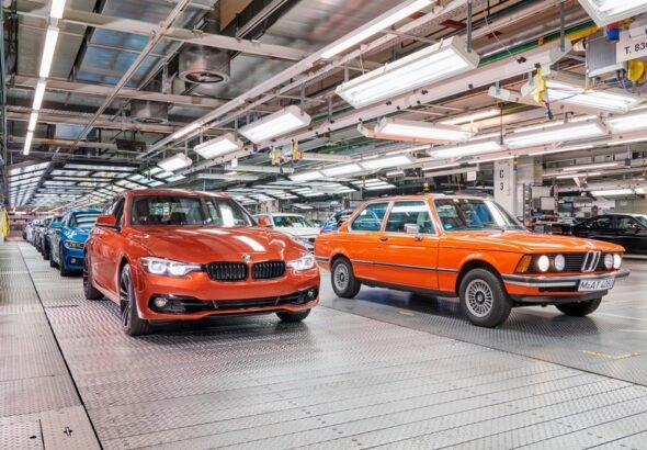 Imagen del bmw serie 3 modelo antiguo y modelo nuevo en una fábrica de bmw.