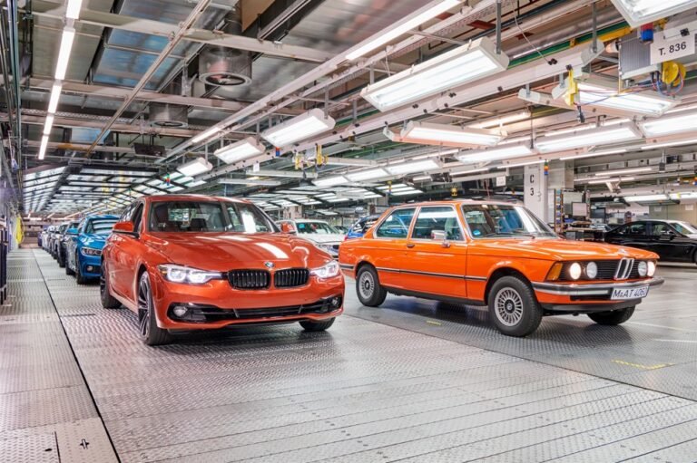 Imagen del bmw serie 3 modelo antiguo y modelo nuevo en una fábrica de bmw.