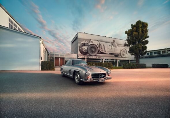 Coche clásico de Mercedes Benz sobre el asfalto en un día soleado.