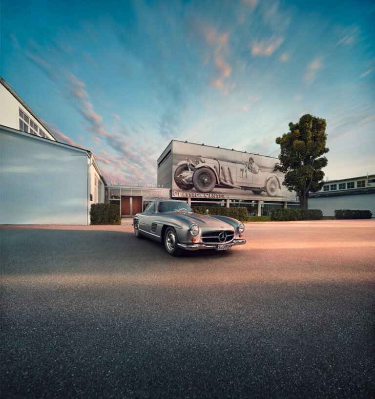 Coche clásico de Mercedes Benz sobre el asfalto en un día soleado.