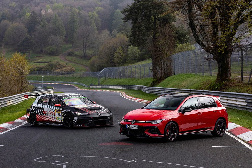GTI Edition 50: El Golf más potente de la historia ya tiene precio GTI Edition 50 nuevo modelo de 2026 de color rojo, al lado de otro tuneado en una carretera mojada.