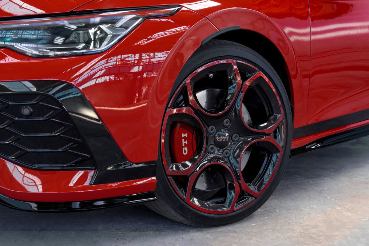 GTI Edition 50: El Golf más potente de la historia ya tiene precio Imagen de la parte delantera del nuevo GOLF GTI 50 de color rojo, con visión especial a la llanta.