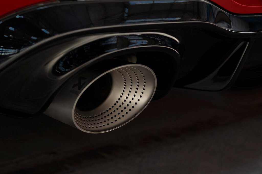 GTI Edition 50: El Golf más potente de la historia ya tiene precio Imagen del tubo de escape del nuevo golf gti edition 50 de color rojo