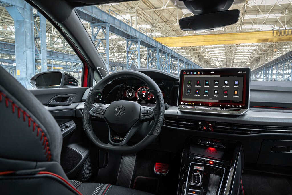 GTI Edition 50: El Golf más potente de la historia ya tiene precio Imagen del interior del nuevo golf gti de 2026.