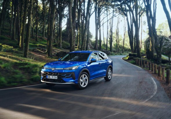 Nuevo T-Roc vista exterior de color azul en la curva de una carrertera.