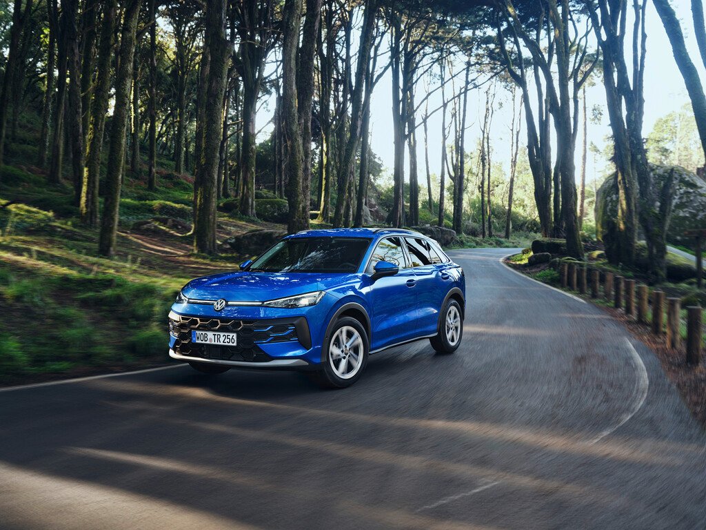 Nuevo T-Roc: 5 estrellas Euro NCAP para el SUV de moda Nuevo T-Roc vista exterior de color azul en la curva de una carrertera.