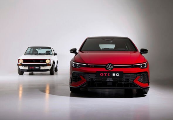Golf GTI de color rojo al lado de su primer golf de la marca en 1976 de color blanco.