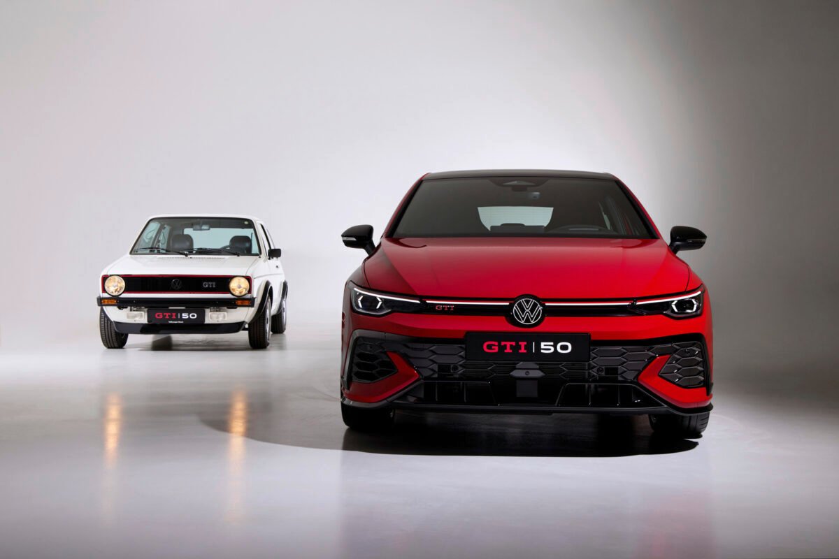 Golf GTI 50 aniversario: Llega el GTI más potente de la historia y su heredero eléctrico Golf GTI de color rojo al lado de su primer golf de la marca en 1976 de color blanco.