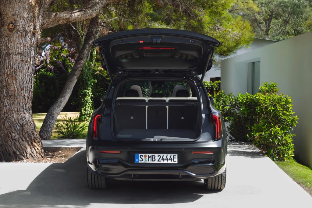 Nuevo GLB: El SUV eléctrico que desafía a todos con 7 plazas Imagen del maleterio del coche mercedes-benz glb nuevo mostrando la amplitud del maletero en un aparcamiento durante un día soleado.