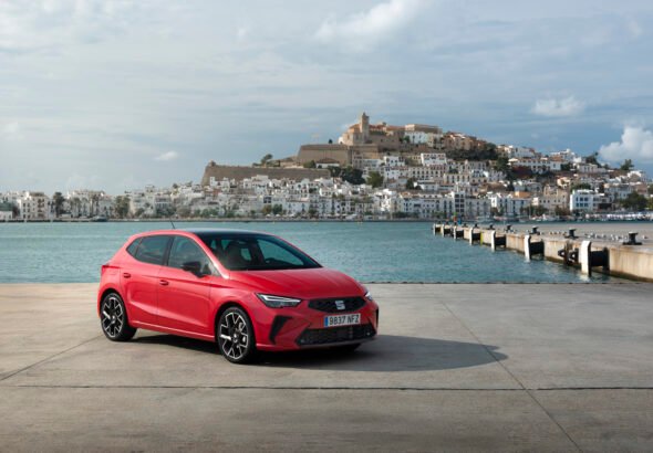 Imagen exterior del nuevo seat ibiza 2026 de color rojo en un día soleado sobre el asfalto