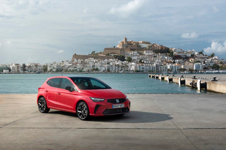 Imagen exterior del nuevo seat ibiza 2026 de color rojo en un día soleado sobre el asfalto