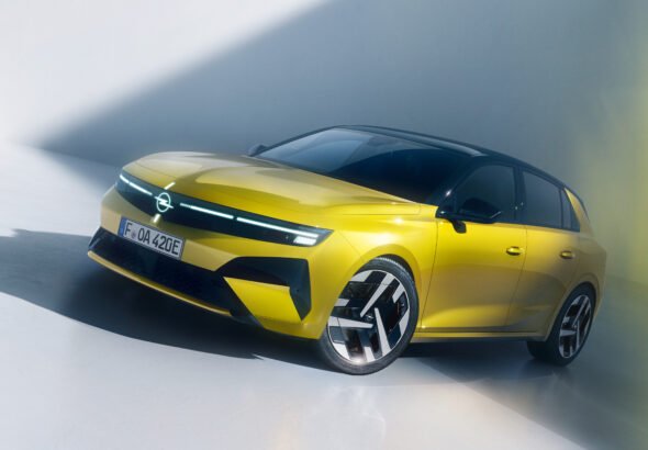 Nuevo Opel 2026 Astra de color amarillo con el techo negro. Imagen del exterior del coche.