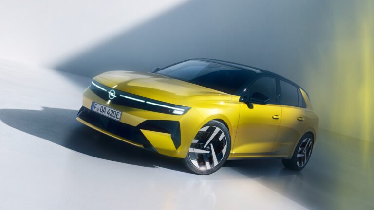 Nuevo Opel 2026 Astra de color amarillo con el techo negro. Imagen del exterior del coche.