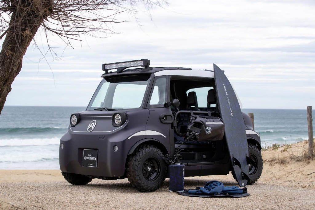 Citroën Ami Buggy Rip Curl: La fusión definitiva entre movilidad eléctrica y surf Imagen del Citroën Ami Buggy Rip Curl en la playa sobre la arena y el mar de fondo en un día soleado. Vista del exterior del coche.