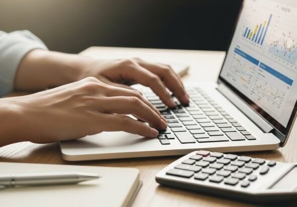 Las manos de un autónomo 2026 en Madrid que recibe la ayuda de cheque