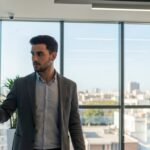 Empresario consultando soluciones digitales financiadas por las ayudas Digitaliza del Ivace en la Comunitat Valenciana.