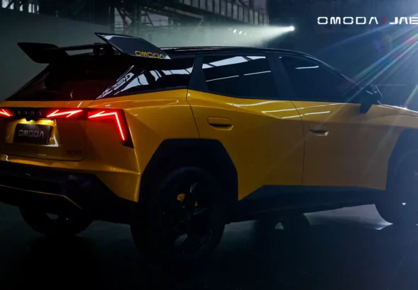 nuevo OMODA 4 Ultra , amarillo, en una zona con poca luz. Delante entra un pequeño rayo de luz que ilumina el coche ligeramente.