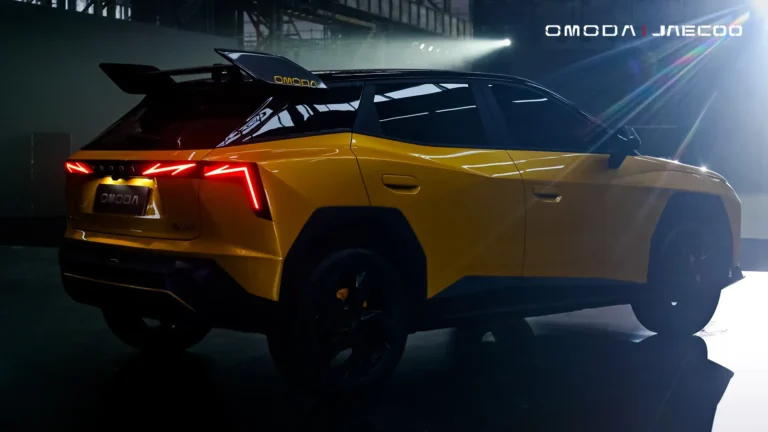 nuevo OMODA 4 Ultra , amarillo, en una zona con poca luz. Delante entra un pequeño rayo de luz que ilumina el coche ligeramente.