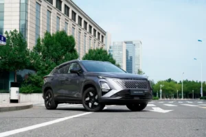 imagen del nuevo omoda 5 hibrido sobre el asfalto de una calle en un día soleado