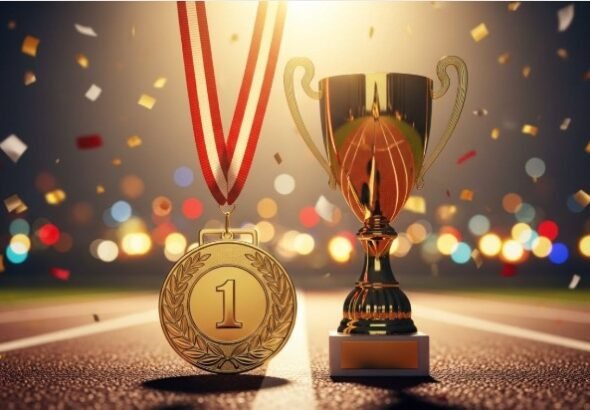 Podium de ganadores de carrera popular con trofeos y medallas en la san silvestre 2025 valencia
