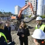La alcaldesa ha visitado este lunes el inicio de las obras del edificio de alquiler asequible en la Punta