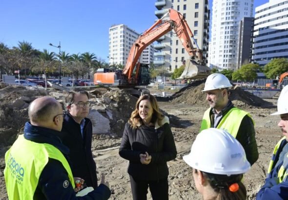 La alcaldesa ha visitado este lunes el inicio de las obras del edificio de alquiler asequible en la Punta