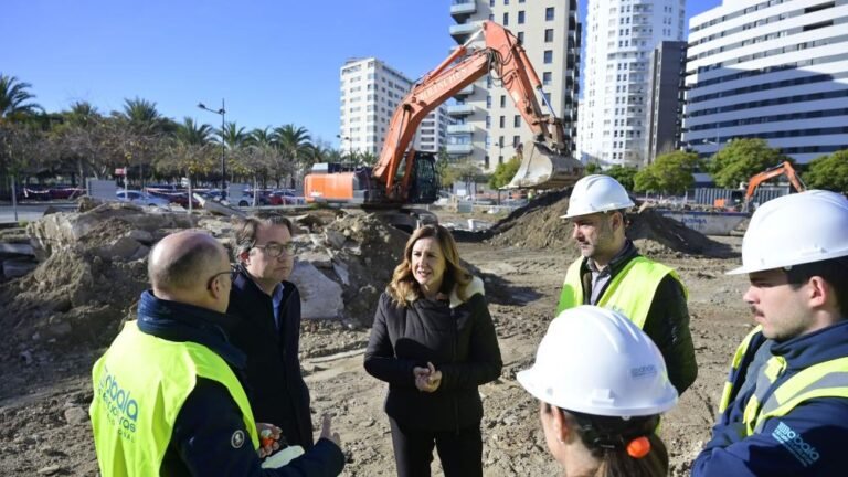 La alcaldesa ha visitado este lunes el inicio de las obras del edificio de alquiler asequible en la Punta