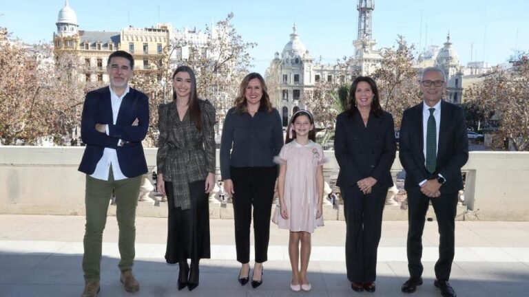 La alcaldesa, las falleras mayores y los mantenedores