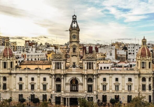 Imagen de la fachada de tributos del Ayuntamiento de Valencia.