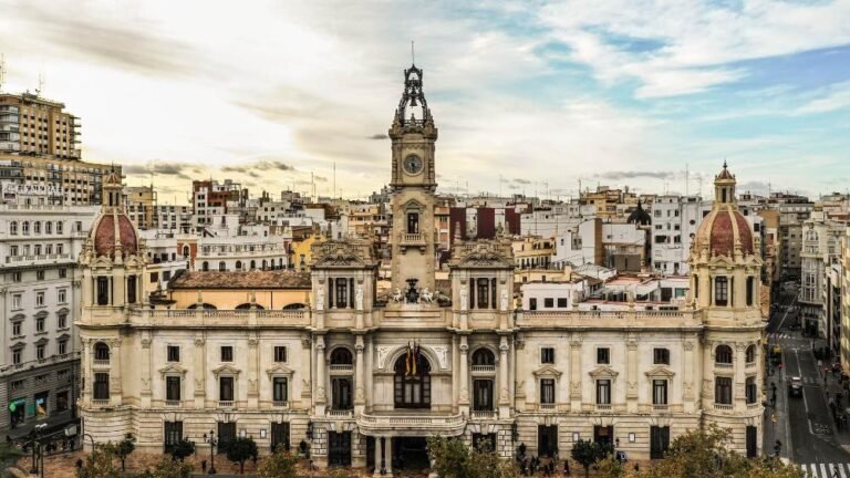 Imagen de la fachada de tributos del Ayuntamiento de Valencia.