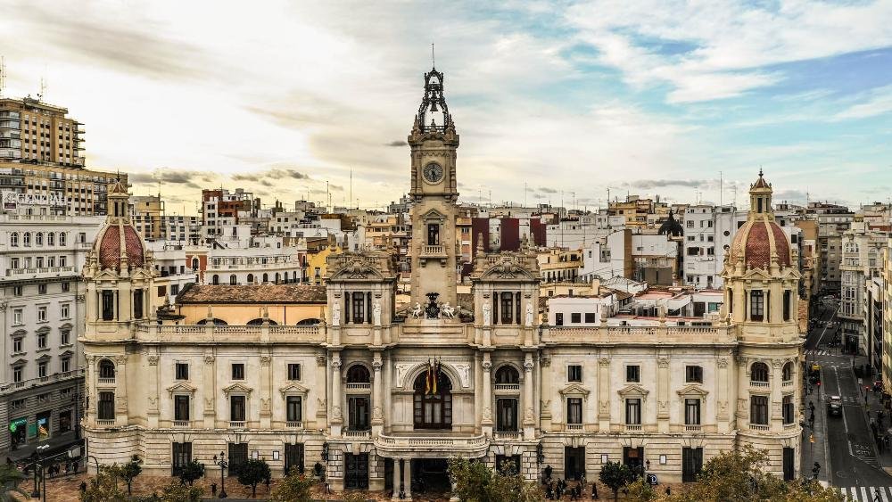 Imagen de la fachada de tributos del Ayuntamiento de Valencia.