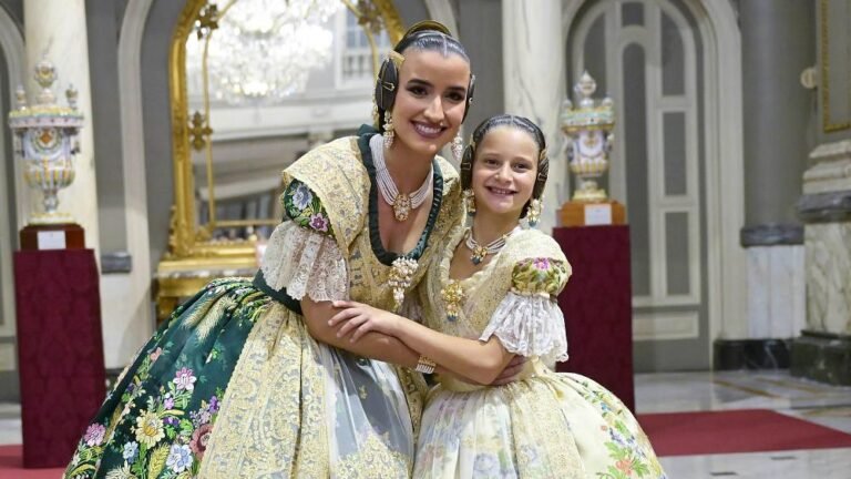 Falleras mayores de Valencia posando para una fotografía.