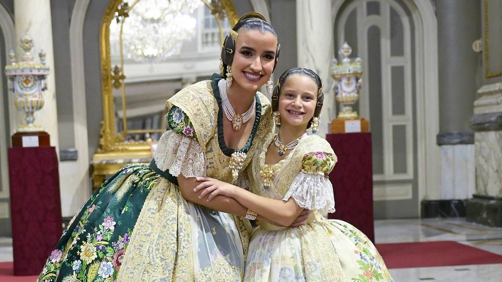 El Palau de la Música se viste de gala para las exaltaciones de las Falleras Mayores 2026 Falleras mayores de Valencia posando para una fotografía.