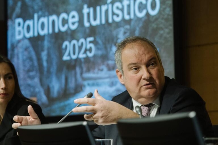 El ministro Jordi Hereu presenta los datos sobre los turistas internacionales en España durante el balance de 2025.