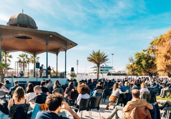 Imagen un día soleado de la pérgola de la marina de Valencia