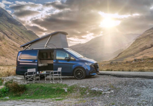 Un modelo de Mercedes-Benz V-Class Marco Polo aparcado en una zona.