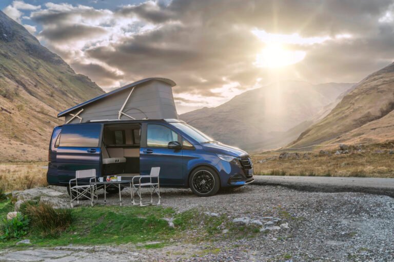 Un modelo de Mercedes-Benz V-Class Marco Polo aparcado en una zona.