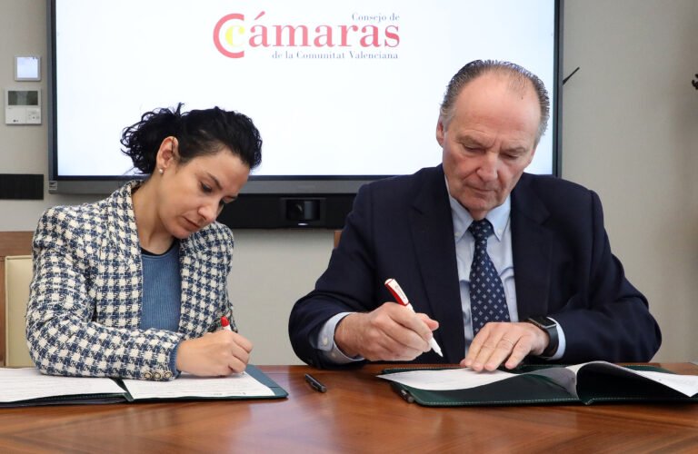 La consellera de servicios sociales Elena Albalat y José Vicente Morata, presidente presidente del Consejo de Cámaras