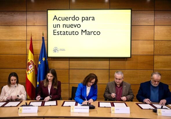 Imagen de la firma del acuerdo del estatuto marco