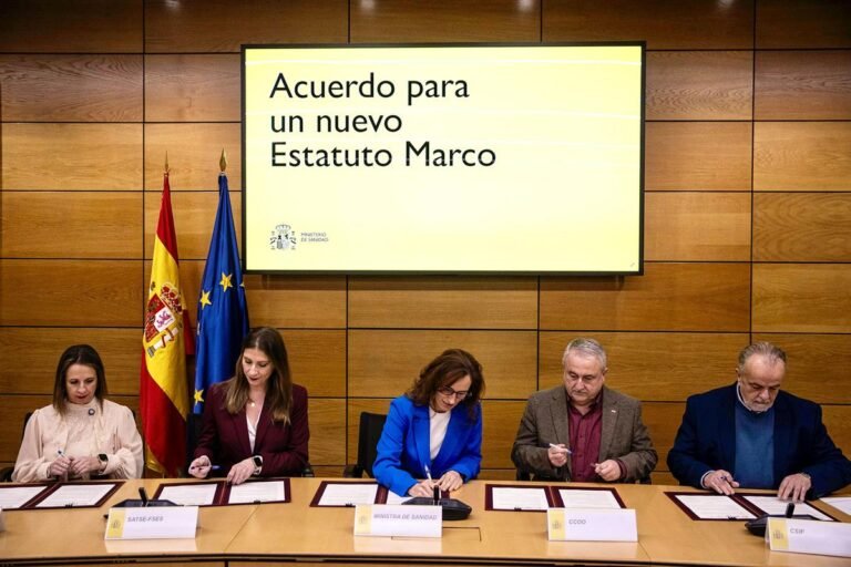 Imagen de la firma del acuerdo del estatuto marco