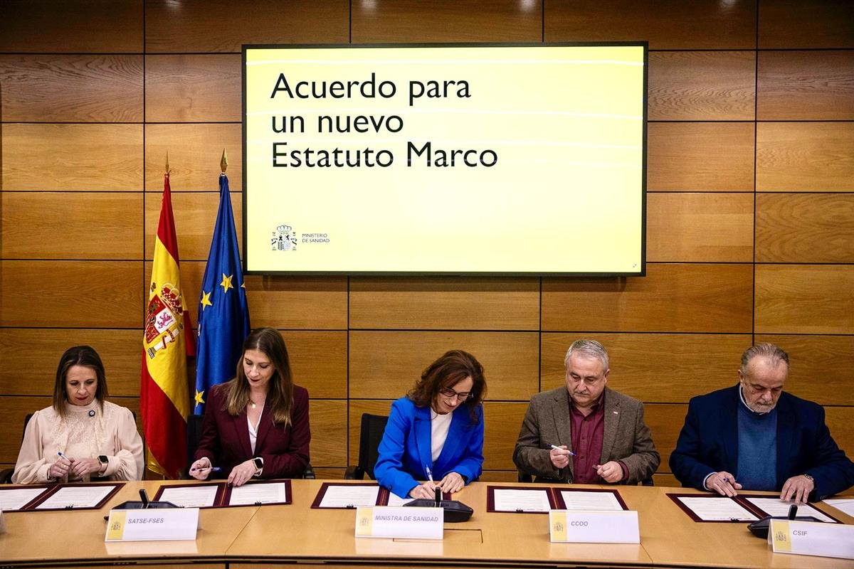 El Ministerio de Sanidad pacta con los sindicatos el nuevo Estatuto Marco del SNS Imagen de la firma del acuerdo del estatuto marco