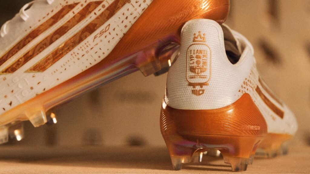 Adidas F50 Salah: Oro y jeroglíficos para el Faraón en la Copa de África Nuevas zapatillas de fútbol adidas f50 salah vista primer plano
