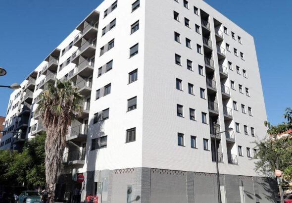 Edificio moderno con vegetación cercana en Safranar-Valencia.