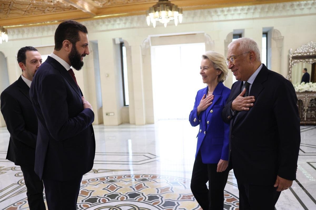 Ursula von der Leyen refuerza la estabilidad en Oriente Próximo con una gira por Jordania, Siria y Líbano Imagen de la presidenta de la Comisión Europea Von der Leyen con Ahmed al Sharaa presidente de Siria