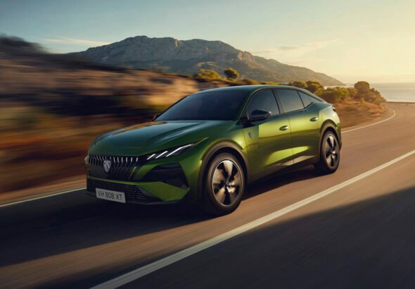 Vista del neuvo Peugeot 408 en una carretera.