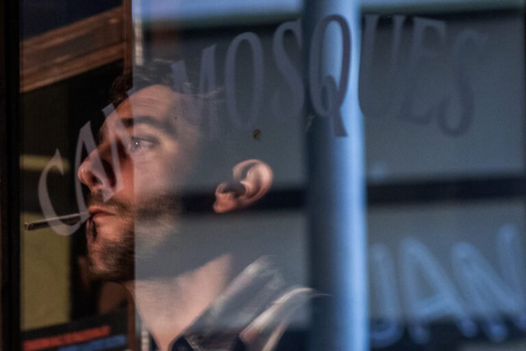 RAVALEAR será la primera serie española en la sección oficial de la Berlinale El actor Enric Auquer en una secuencia de la serie original de HBO RAVALEAR
