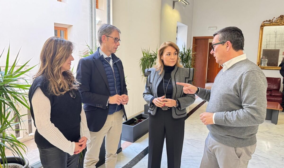 Ayudas por la dana: 32 familias reciben los primeros 300.000 euros para comprar una vivienda definitiva Varias personas de la Generalitat hablando sobre las ayudas a la vivienda