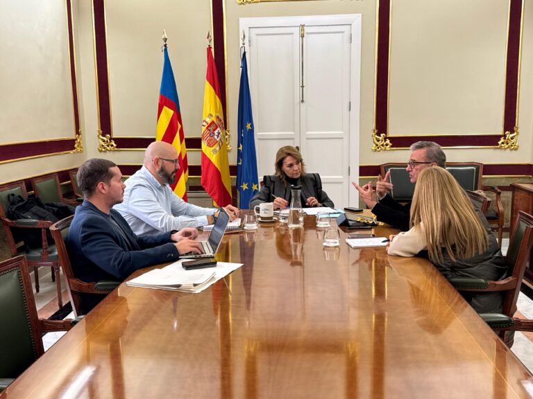 Imagen que muestra a varias personas en una mesa de reunión